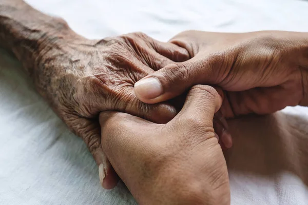 Hands Old Man Wrinkled Wrinkles White Bed Hospital — Stock Photo, Image