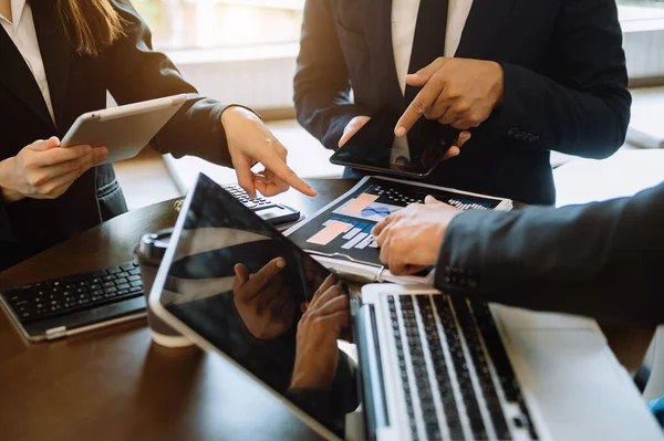 Ortakları Yeni Bir Başlangıç Projesinde Belge Fikirleri Akıllı Telefon Dijital — Stok fotoğraf