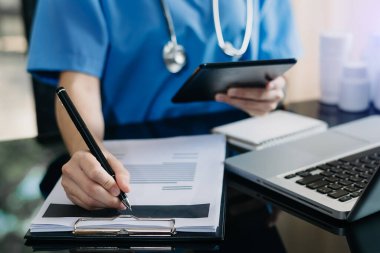 Artırılmış gerçeklik kontrol paneli bilgisayar kutsal kişilerin resmi ile duyarlı cybersecurity ile kodlama yazılım geliştirici çalışma.