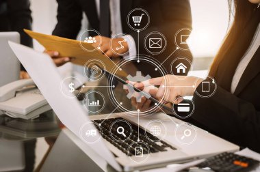 Ortak çalışma süreci, takım çalışması. Kodlama yazılım geliştiricisi AR yeni tasarım gösterge paneli bilgisayar simgeleri ile çalışıyor. Takım iş konsepti