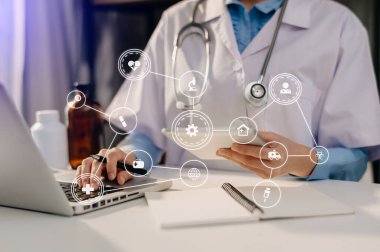 Tıbbi teknoloji konsepti, zeki doktor eli modern dizüstü bilgisayarla birlikte sanal ikon diyagramı ile çalışıyor.