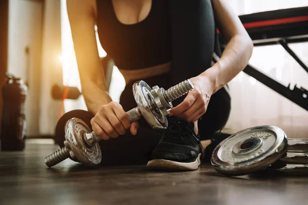 Femeie Hotărâtă Piardă Greutate Acasă Facă Exerciții Fizice Gantere Conceptul — Fotografie, imagine de stoc