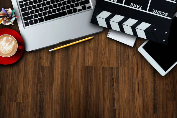Kontorsmaterial Med Movie Clapper Laptop Smartphone Surfplatta Kaffekopp Penna Anteckningsblock — Stockfoto