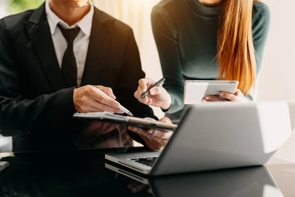 Documentos Negócios Mesa Escritório Com Telefone Inteligente Laptop Dois Colegas — Fotografia de Stock