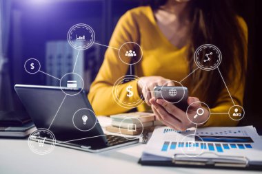 İş kadını el bilgisayarı, tablet ve sma ile çalışıyor