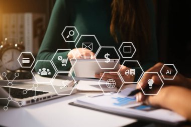 İş ortakları toplantısı konsepti. Ofiste bilgisayar, tablet ve akıllı telefon kullanan bir iş adamı. Sanal simge ekranında sabahları dijital pazarlama mobil uygulaması