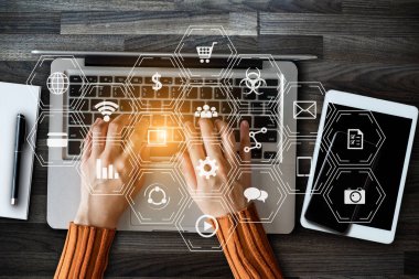 Bağlı dişli dişli dişli dişli çarkları olan E-öğrenme sanal konsolu. Dizüstü bilgisayar ve akıllı telefon ile çalışan tasarımcının elinin üst görünümü, tablet 