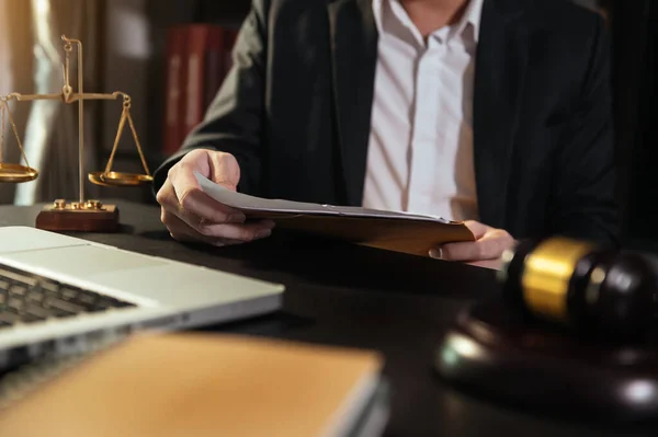 Justiça Direito Concept Male Juiz Tribunal Sobre Mesa Madeira Conselheiro — Fotografia de Stock