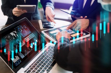 Kripto para birimi hologramı, Bitcoin, ellerin üstünde ico teması not tutuyor. Engelleme zinciri kavramı. Çoklu maruz kalma. takım işi