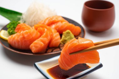 Sashimi, somon balığı, Japon yemek çubuğu ve yalıtılmış wasabi.