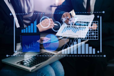 İş Analitik Konsepti ile Veri Yönetimi Sistemi. İş adamları, modern ofisteki anahtar performans göstergeleri ve pazarlama analizleri için gerekli bilgileri sağlamaktadırlar.