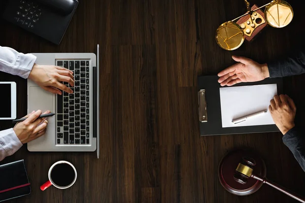 Top View Zakelijke Advocaten Bespreken Contractpapieren Met Messing Weegschaal Bureau — Stockfoto