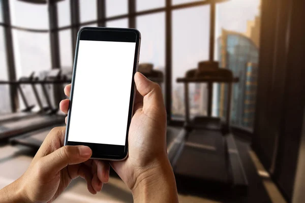 Мужчина Держит Руке Смартфон Фоне Тренажерного Зала Утреннем Свете — стоковое фото