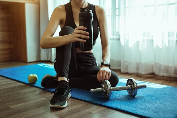 Femeie Hotărâtă Piardă Greutate Acasă Facă Exerciții Fizice Gantere Conceptul — Fotografie, imagine de stoc