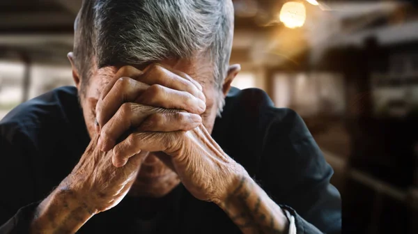 Uomo Anziano Che Copre Viso Con Mani Depressione Ansia Copia — Foto Stock