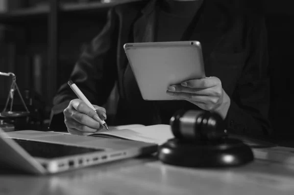 Giudice Maschio Aula Tribunale Martelletto Lavorando Con Smartphone Laptop Tablet — Foto Stock