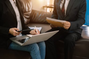 İş projesi ekibi ofisteki toplantı odasında birlikte çalışıyor. Yatay..