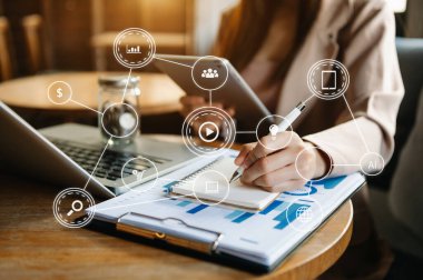  Akıllı telefon, dizüstü bilgisayar ve dijital tablet bilgisayarla çalışan iş kadını sanal Meksika 'da dijital pazarlama medyası ile