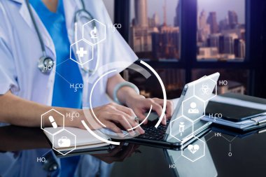 Tıbbi teknoloji konsepti, zeki doktor eli modern dizüstü bilgisayarla birlikte sanal ikon diyagramı ile çalışıyor.