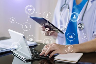 Tıbbi teknoloji konsepti. Doktor cep telefonu, steteskop ve dijital tablet dizüstü bilgisayarla çalışıyor.