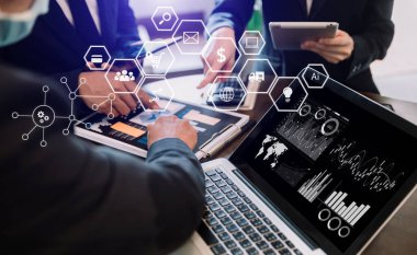 Çalışma ekibi toplantısı konsepti, bilgisayar, akıllı telefon ve dijital tablet bilgisayar kullanarak iş dünyası ve dijital pazarlama medyası ile sanal ikon ağ diyagramı ofisi sabah ligh