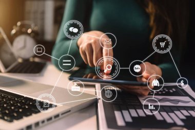  Mobil ödemeler için akıllı telefon kullanan bir kadın çevrimiçi alışveriş, Omni kanalı, masada oturan, ofisteki sanal simgeler grafik arayüzü ekranı