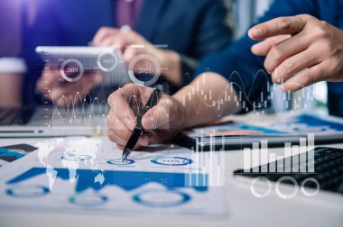 Ana performans göstergeleri gösterge paneli kavramına sahip zeka (BI) ve iş analizleri (BA). Fintech kavramı olarak start-Up Programlama. İş ekibi toplantısı. Ofisteki profesyonel yatırımcı.