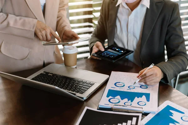 Brainstorming Process Soligt Kontor Unga Medarbetare Arbetar Tillsammans Modernt Kontor — Stockfoto