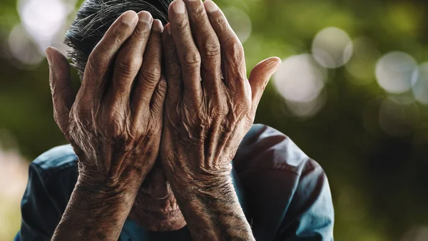 Senior Man Täcker Sitt Ansikte Med Händerna Depression Och Ångest — Stockfoto