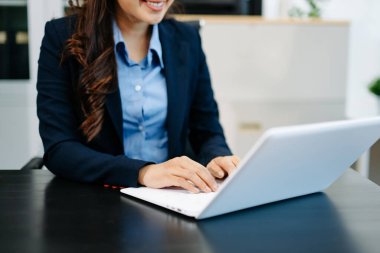 İş kadını el bilgisayarı cep telefonu ve modern bilgisayar ile sanal ekranda sabah ışığında dijital pazarlama medyasında çalışıyor