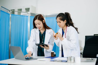 Modern bir muayenehanede hasta bakımında işbirliği yapan profesyonel doktorlar ve hemşireler. Sağlık, takım çalışması ve danışma konuları için mükemmel