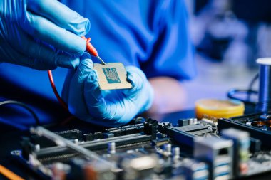 Teknisyen işlemciyi ana bilgisayarın prizine yerleştiriyor. Elektronik mühendislik, elektronik onarım, elektronik ölçüm ve test.