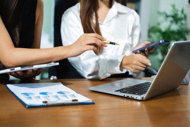 İş ekibi toplantısı. Finans müdürüyle çalışan profesyonel bir yatırımcı. Bilgisayarlı akıllı telefon ve dijital tablet ile sabah ışığında