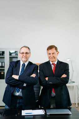 Ofiste çalışan, planlayan ve problem çözen yaşlı yöneticiler, takım çalışması, liderlik, başarı, stres ve işbirliği gösteriyorlar. Gerçek insanlar, özgün anlar..