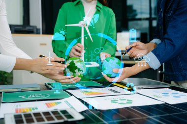 Karbondioksit salınımını azaltmak için küresel ısınmayı sınırlamak için sanal modern akıllı telefon üzerinde çalışan iş ekibi. Sürdürülebilir kalkınma ve yeşil iş konsepti. Ofiste