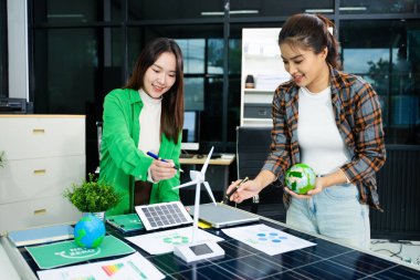 İş adamları arasında güneş pili paneli teknolojisi ve Güneş Enerjisi Çevre Kenti kavramındaki son gelişmeler üzerine tartışma.