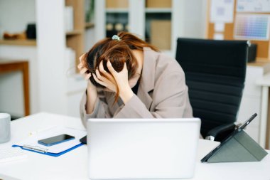 Genç bir kadın modern ofisindeki masasında bunalmış ve bitkin bir halde. Stres, teslim tarihleri ve veri raporlarıyla boğuşuyorlar. Bitkinlik ve akıl sağlığı için ideal.