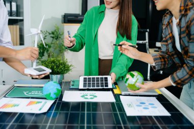 İş adamları, ofisteki karbon ayak izi iklim değişikliğini azaltmak için sanal modern akıllı telefon üzerinde çalışıyorlar