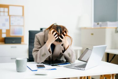 Genç bir kadın modern ofisindeki masasında bunalmış ve bitkin bir halde. Stres, teslim tarihleri ve veri raporlarıyla boğuşuyorlar. Bitkinlik ve akıl sağlığı için ideal.