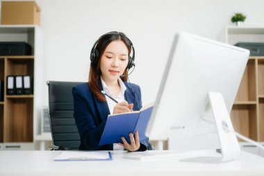 Ciddi çağrı merkezi operatörü, kablosuz kulaklıkla müşteri ile konuşuyor, kulaklıklı kadın, müşteri destek servisinde mikrofon danışmanı müşteri arıyor. 