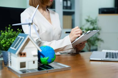 Karbondioksit emisyonu kavramını azaltmak için ikonlarla çalışmak, yeniden orman yeşili fabrikası geri dönüşümü gibi küresel ısınma ve sıfır karbondioksit emisyonu kavramı. ofis