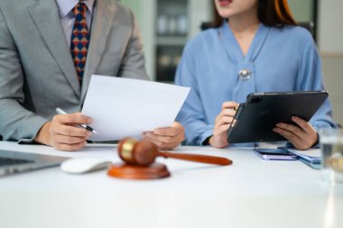 İşletme ve avukatlar ofiste yüksek rütbeli avukatlarla sözleşme belgelerini tartışıyorlar. Hukuk, hukuk hizmetleri, danışmanlık, adalet ve hukuk kavramı 