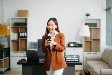 Ofiste matematik finansmanı, vergi, rapor, muhasebe, istatistik ve analitik araştırma konsepti için tablet ve dizüstü bilgisayar kullanan iş kadını