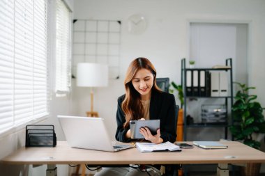 Ofiste matematik finansmanı, vergi, rapor, muhasebe, istatistik ve analitik araştırma konsepti için tablet ve dizüstü bilgisayar kullanan iş kadını