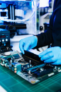 Elektronik montaj ve yüksek teknolojili RAM kurulumu. Gelişmiş teknoloji ve bilgisayar mühendisliği kavramlarını sergilemek için ideal.