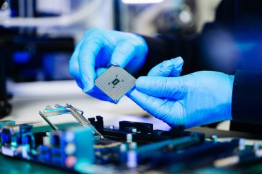 Teknisyen işlemciyi ana bilgisayarın prizine yerleştiriyor. Elektronik mühendislik, elektronik onarım, elektronik ölçüm ve test.