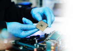 Bilgisayar ana kartına işlemci yerleştiren eldiven teknisyeni, modern teknoloji, donanım onarımı, elektronik ve yenilik sergiliyor.