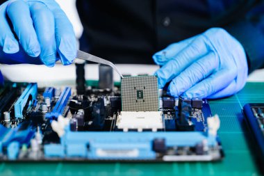 Teknisyen işlemciyi ana bilgisayarın prizine yerleştiriyor. Elektronik mühendislik, elektronik onarım, elektronik ölçüm ve test