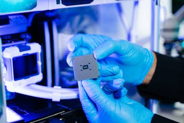 Teknisyen işlemciyi ana bilgisayarın prizine yerleştiriyor. Elektronik mühendislik, elektronik onarım, elektronik ölçüm ve test, onarım