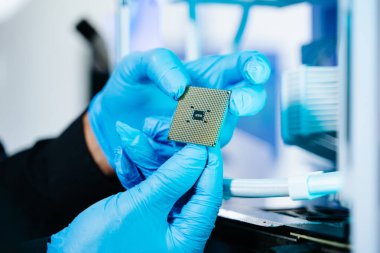 Bilgisayar ana kartına işlemci yerleştiren eldiven teknisyeni, modern teknoloji, donanım onarımı, elektronik ve yenilik sergiliyor.